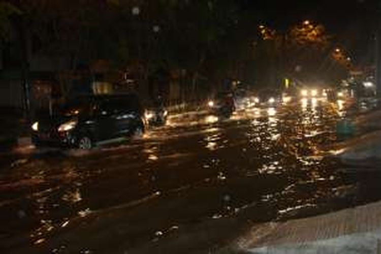 Ruas Jalan Nasional Pusat Kota Meulaboh tergenang banjir setinggi 20 sentimeter. Akibatnya, arus pengguna jalan terganggu.