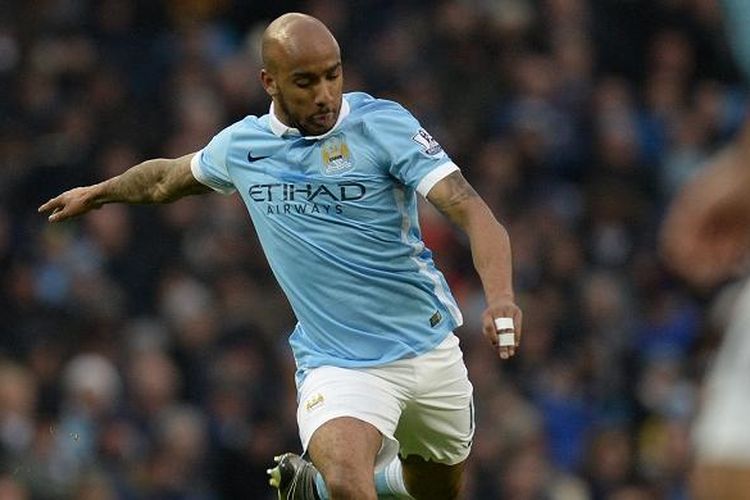 Gelandang Manchester City, Fabian Delph, tampil memukau pada laga Premier League kontra Crystal Palace di Stadion Etihad, Sabtu (16/1/2016).