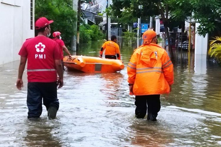 Petugas melakukan evakuasi pada saat banjir melanda Kabupaten Badung. 