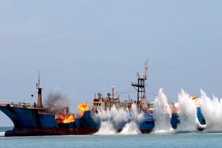 Kapal asing Fishing Vessel (FV) Viking dikaramkan dan diledakkan bagian lambungnya di Pantai Barat, Pangandaran, Kabupaten Pangandaran, Jawa Barat, Senin (14/3/2016). Kapal FV Viking yang juga merupakan buronan Interpol ini tertangkap di Tanjung Pinang, Kepulauan Riau, pada Februari lalu. Peledakan ini menjadi bagian dari kampanye perlawanan penangkapan ikan ilegal oleh Kementrian Kelautan dan Perikanan.