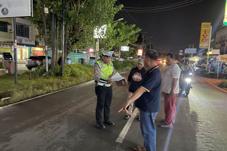 Polisi melakukan olah TKP Jalan Residen H Najamuddin, kawasan Kenten, Palembang dimana seorang pengendara motor bersama anaknya terlindas truk tangki pengangkut minyak pada Senin (18/3/2024). Dalam kecelakaan tersebut, seorang ibu bernama Iwa Krorida (38) tewas di tempat.