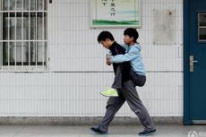 Selama 3 Tahun, Remaja China Gendong Kawannya yang Lumpuh ke Sekolah