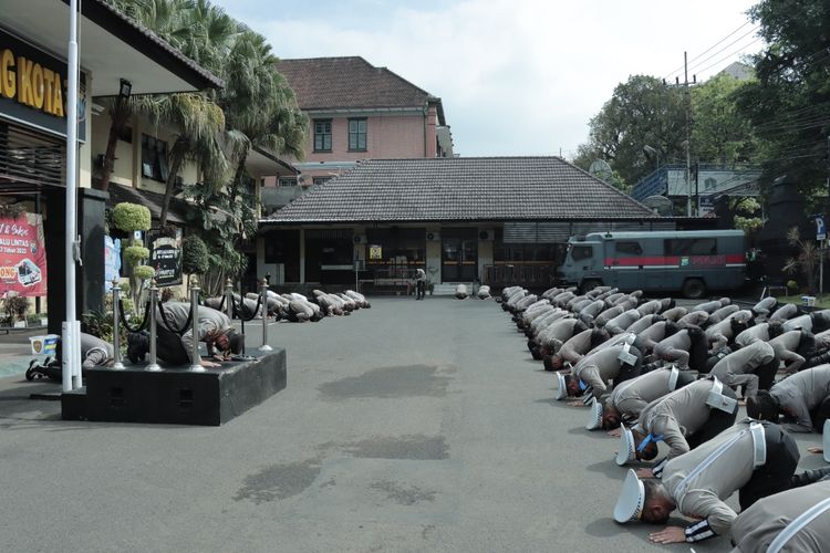 Kapolresta Malang Kota, Kombes Pol Budi Hermanto bersama anggota lainnya tiba-tiba bersimpuh dan bersujud massal untuk menghormati para korban dari tragedi Kanjuruhan.