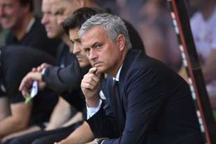 Manajer Manchester United, Jose Mourinho, sedang menyaksikan timnya berlaga kontra AFC Bournemouth di Stadion Vitality, pada 14 Agustus 2016.