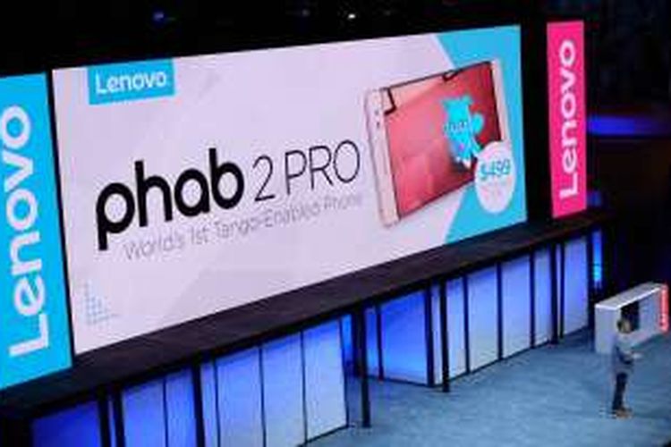 Lenovo meresmikan Phab2 Pro, ponsel Project Tango pertama di dunia di acara Tech World 2016 di San Francisco, AS, Kamis (9/6/2016).
