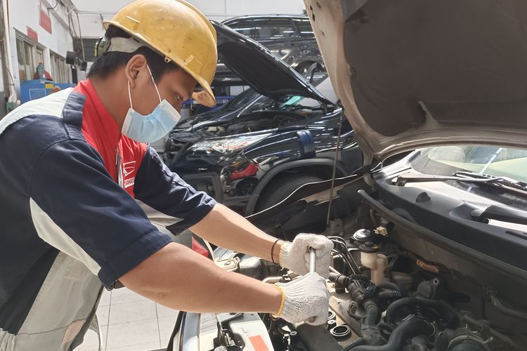 Mekanik Astra Daihatsu Motor Majapahit Semarang sedang melakukan perbaikan