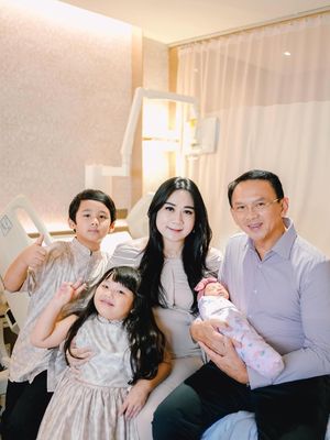 Puput Nastiti Devi tampil sederhana saat melahirkan anak ketiga. Nuansa pastel, makeup natural, dan kehadiran Ahok bikin momen terasa hangat.