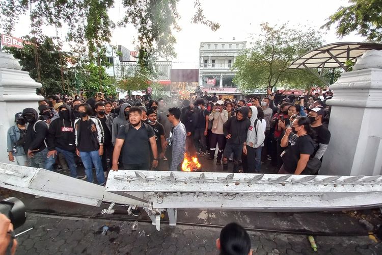 Demo penolakan kenaikan harga BBM di DPRD DIY, sempat membakar ban dan mencoba merobohkan pagar DPRD DIY Rabu (7/9/2022)