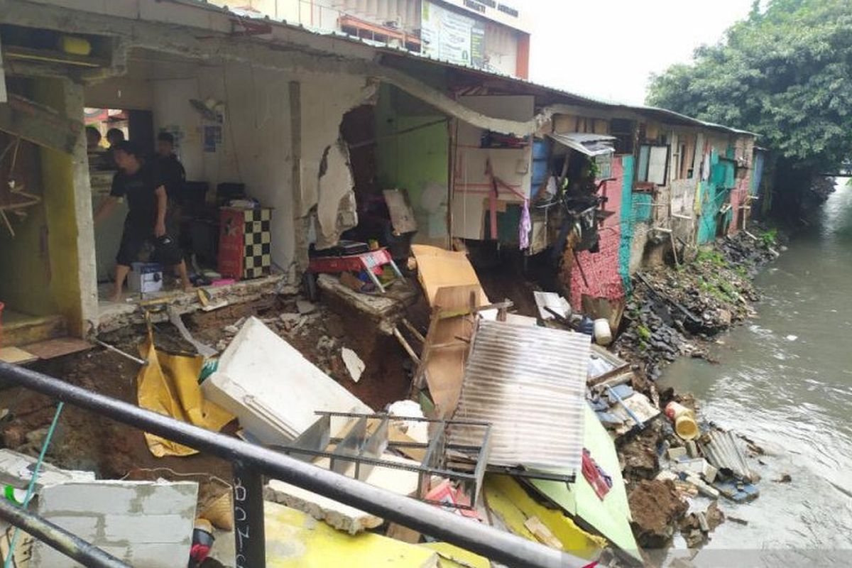 Sejumlah bangunan ruko di Pulo Gadung, Jakarta Timur, ambles akibat longsor di bantaran Saluran Penghubung Pulo Mas, Jumat (24/1/2020).