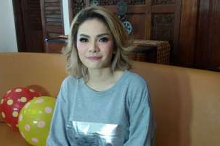 Artis peran Nikita Mirzani diabadikan setelah shooting klip video single 