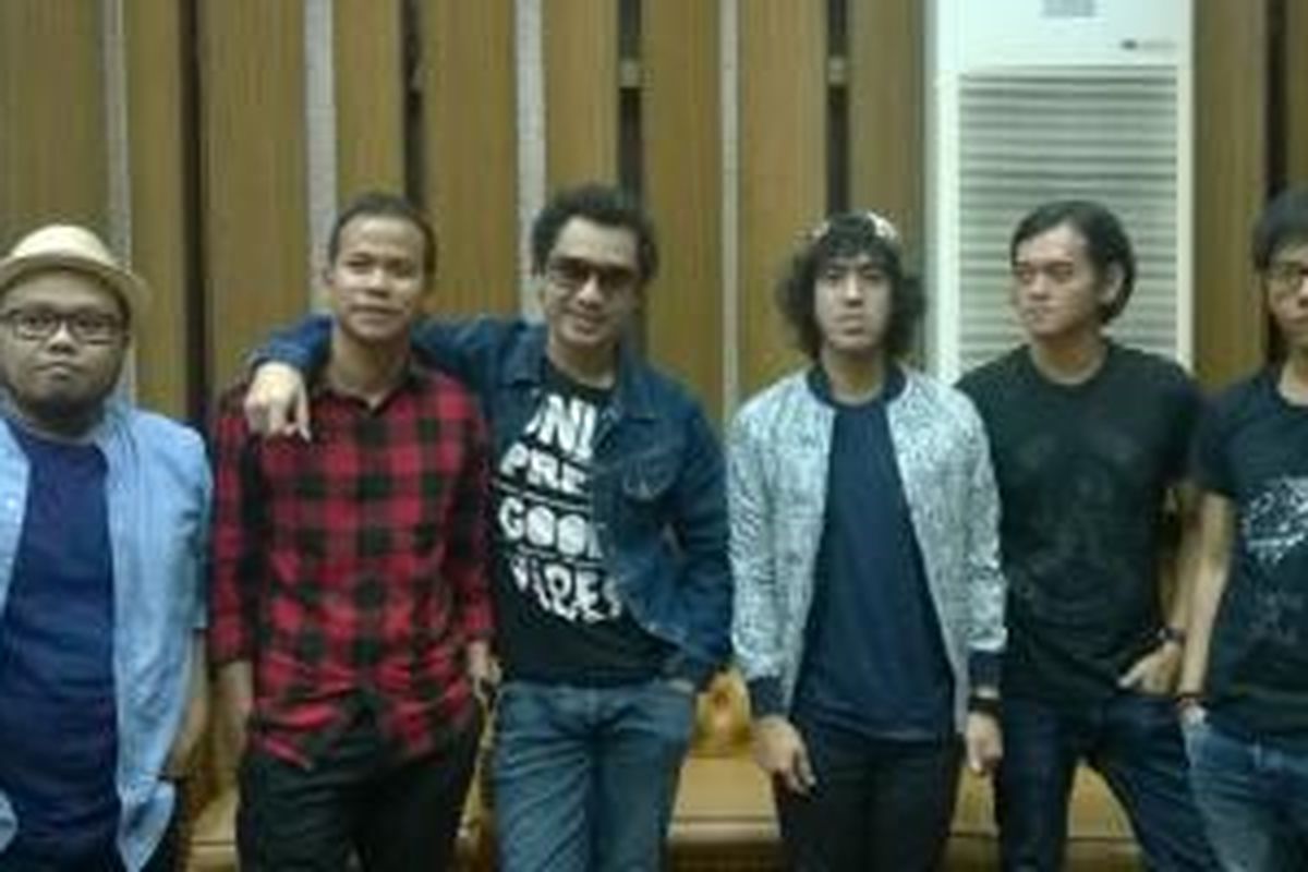 Grup band Nidji yang terdiri dari (kiri-kanan) Andro (bas), Rama (gitar), Giring (vokal), Randy (keyboard), Adri (drum), dan Ariel (gitar) diabadikan ketika hadir dalam acara 'Nidji Ngabuburit Bareng Pemenang Kuis Terpaksa', di Auditorium Yusuf Ronodipuro, RRI Jakarta, Jakarta Pusat, Kamis (26/6/2015).
