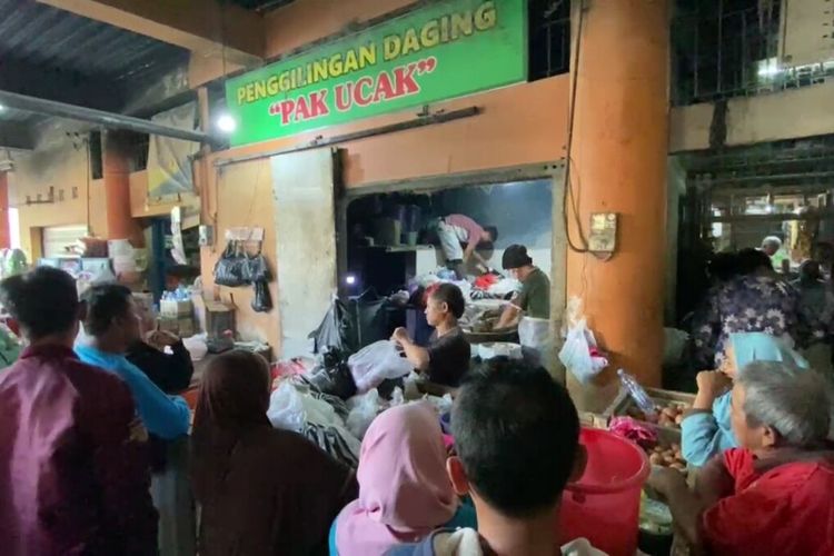 ANTRE: Warga memadati penggilingan daging di pasar Argosari, Wonosari, Gunungkidul, Selasa (18/6/2024)