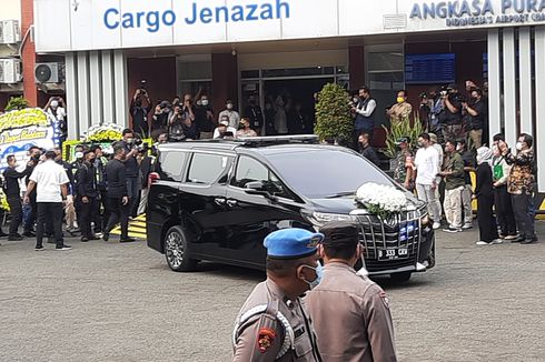 Jenazah Eril Diberangkatkan Menuju Gedung Pakuan Bandung