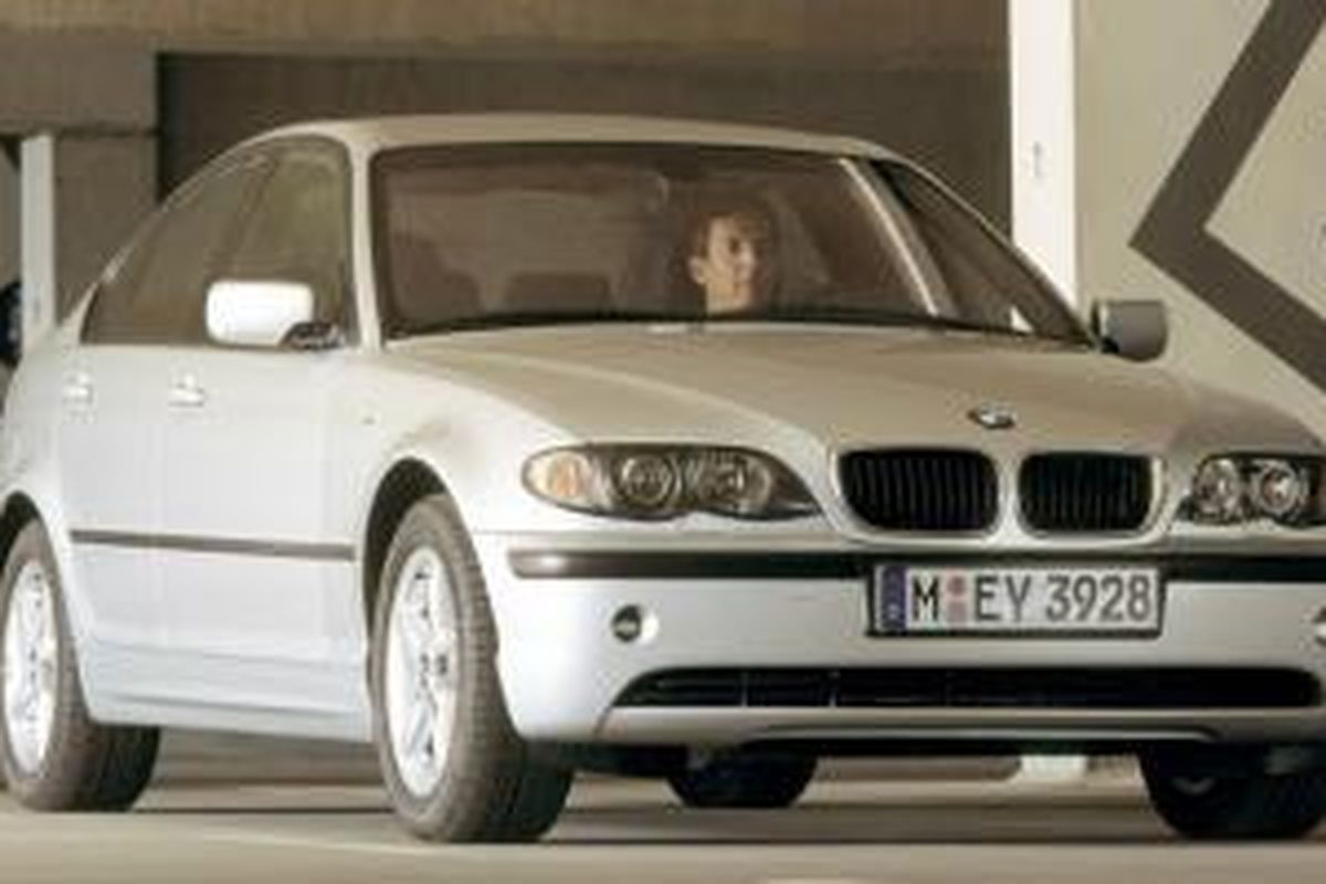 BMW Seri-3 produksi 2002, masuk dalam daftar recall global yang baru saja diumumkan perusahaan.