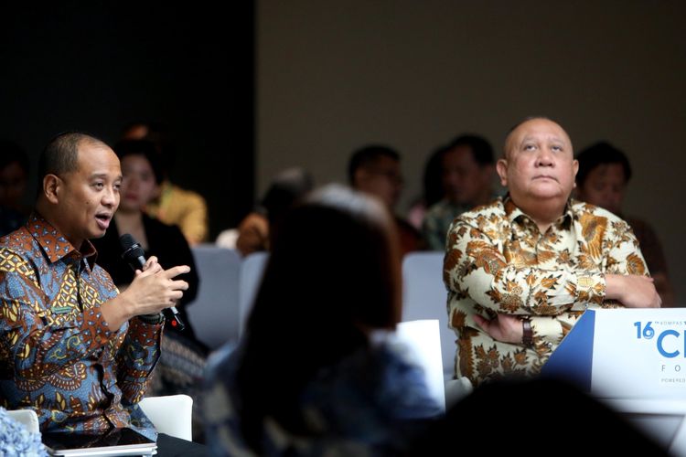 CEO Standard Chartered Indonesia Donny Donosepoetro OBE dan Direktur Transformasi dan Keberlanjutan Bisnis PT Pertamina (Persero) Agung Wicaksono dalam acara CEO Connect 2025.