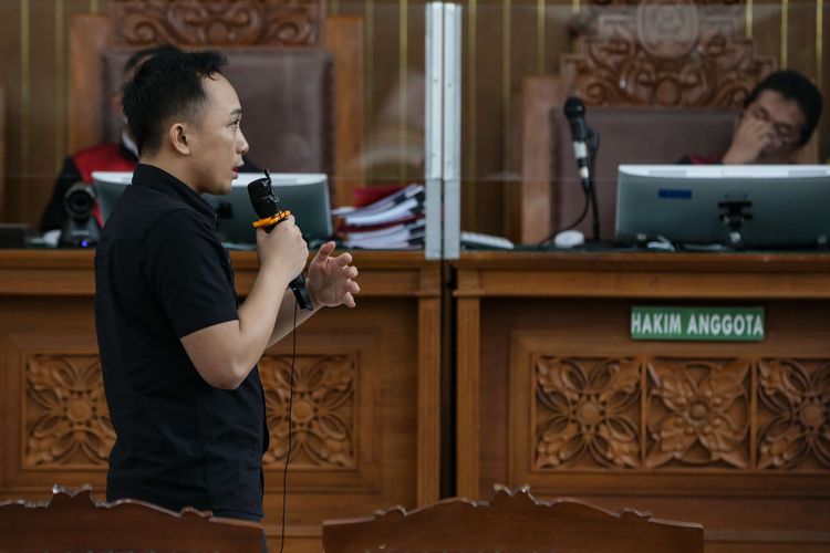 Terdakwa kasus pembunuhan berencana Brigadir J atau Nofriansyah Yosua Hutabarat, Ricky Rizal memeragakan adegan penembakan saat menjalani persidangan di Pengadilan Negeri Jakarta Selatan, Senin (9/1/2022).