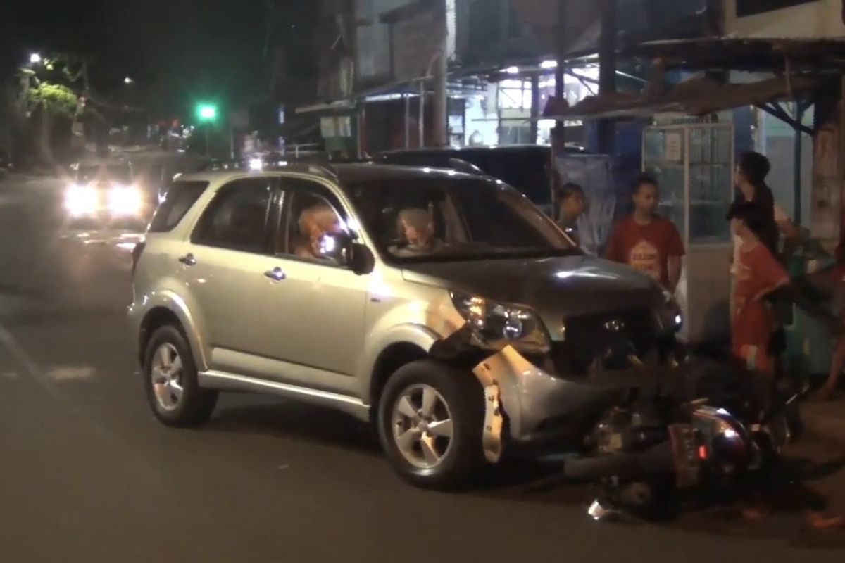 Sebuah mobil Toyota Rush bernomor pelat B 2663 SBV menabrak tiga pengendara motor di kawasan Tebet, Jakarta Selatan pada Selasa (12/10/2021) dini hari.