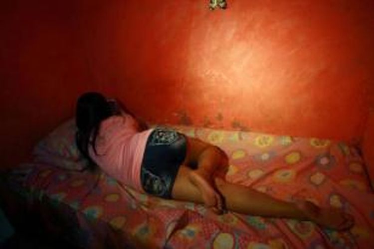 Seorang pekerja seks beristirahat di kamarnya di kawasan Dolly, Surabaya, 25 Mei 2014. Wali Kota Surabaya Tri Rismaharini telah menetapkan menutup kawasan bordil di Dolly pada 18 Juni 2014.