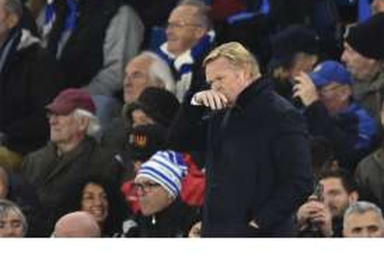 Reaksi Manajer Everton, Ronald Koeman, ketika menyaksikan timnya melawan Chelsea dalam pertandingan Premier League di Stamford Bridge, London, Sabtu (5/11/2016). Everton kalah 0-5.
