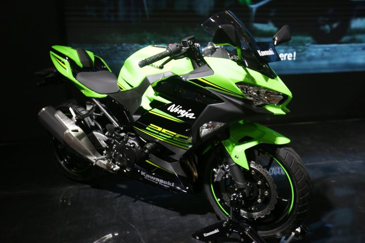 Kawasaki Ninja 250cc 2019 dipamerkan di acara pameran Indonesia Motorcycle Show (IMOS) 2018 di Jakarta Convention Centre, Jakarta, Kamis (1/11/2018). Pameran sepeda motor terbesar di Indonesia ini menghadirkan motor-motor keluaran baru dari berbagai merek, dan akan berlangsung hingga 4 November 2018.