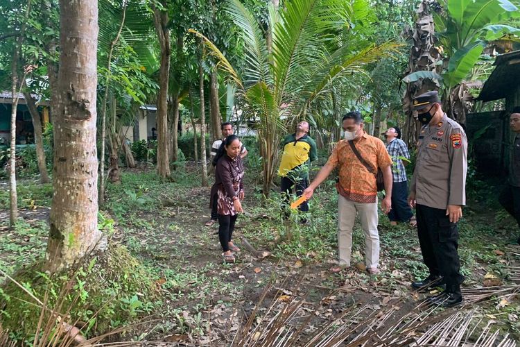 Olah TKP korban jatuh dari pohon kelapa di Desa Banyurata, Kecamatan Adimulyo, Kebumen, Jawa Tengah, Minggu (20/11/2022) sore.