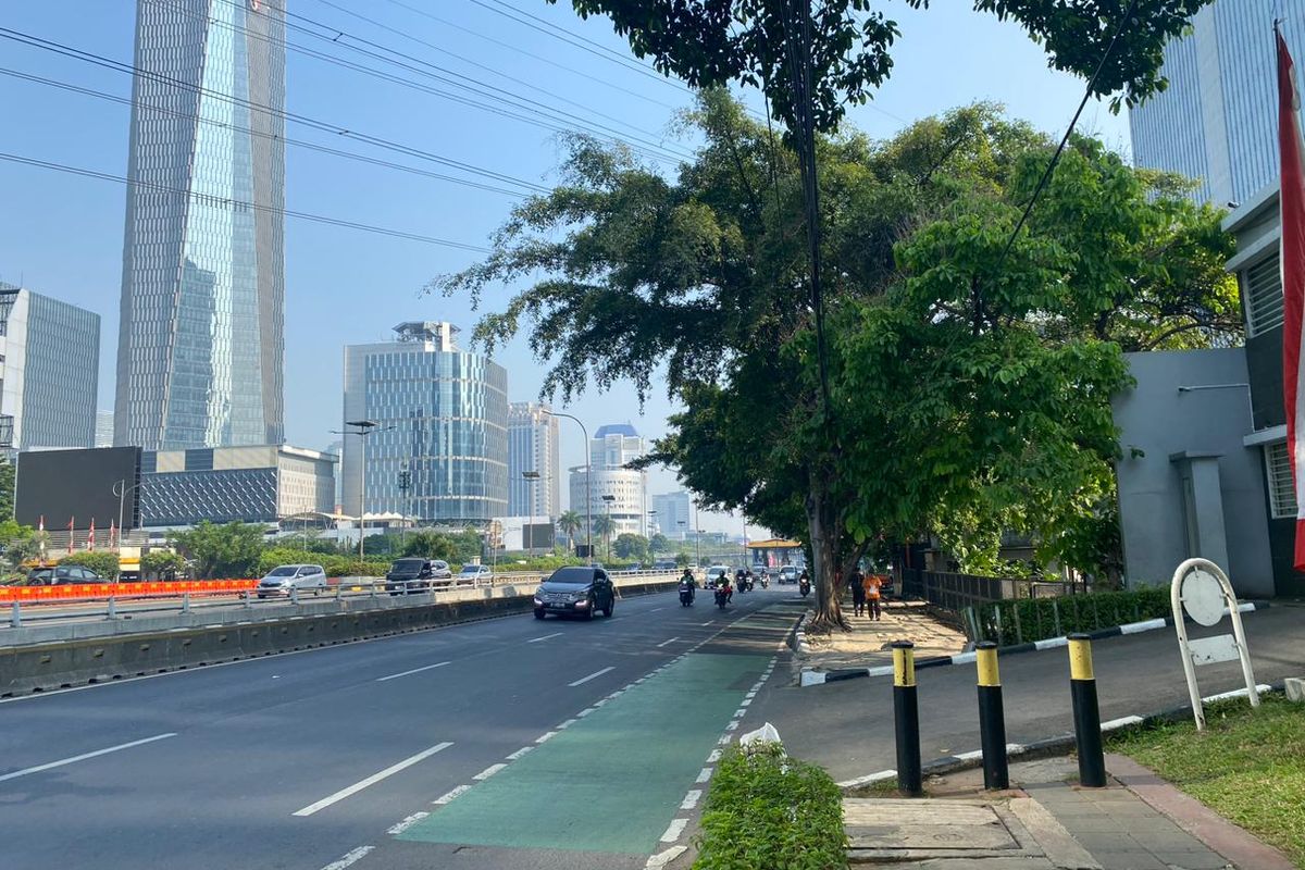 Pegawai Kantoran hingga Pejalan Kaki Ikut Tunggu Rombongan Kirab Bendera di Jalan Gatot Subroto