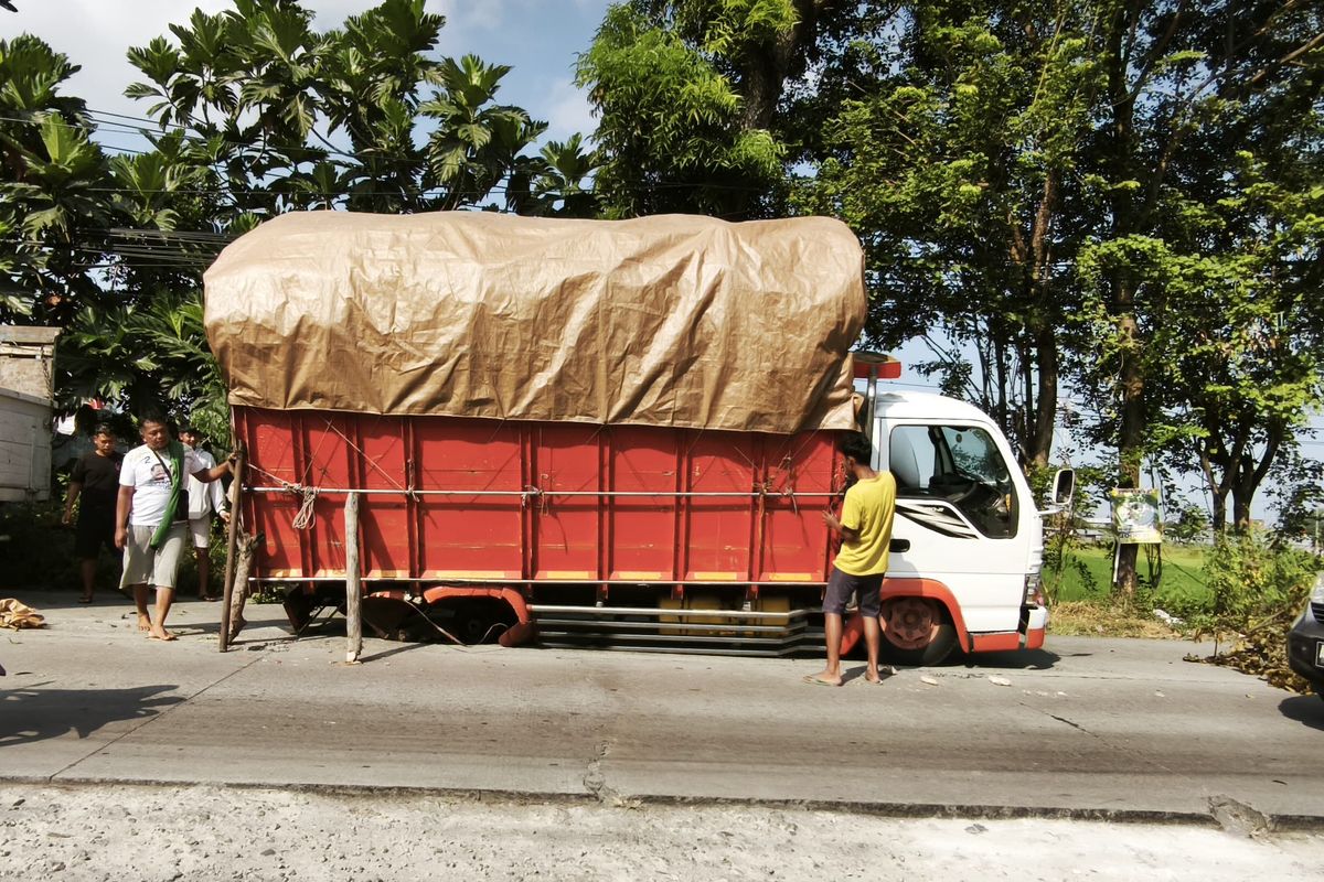 Truk ODOL mengalami patah as roda di Jalan Adi Sumarmo, Karanganyar