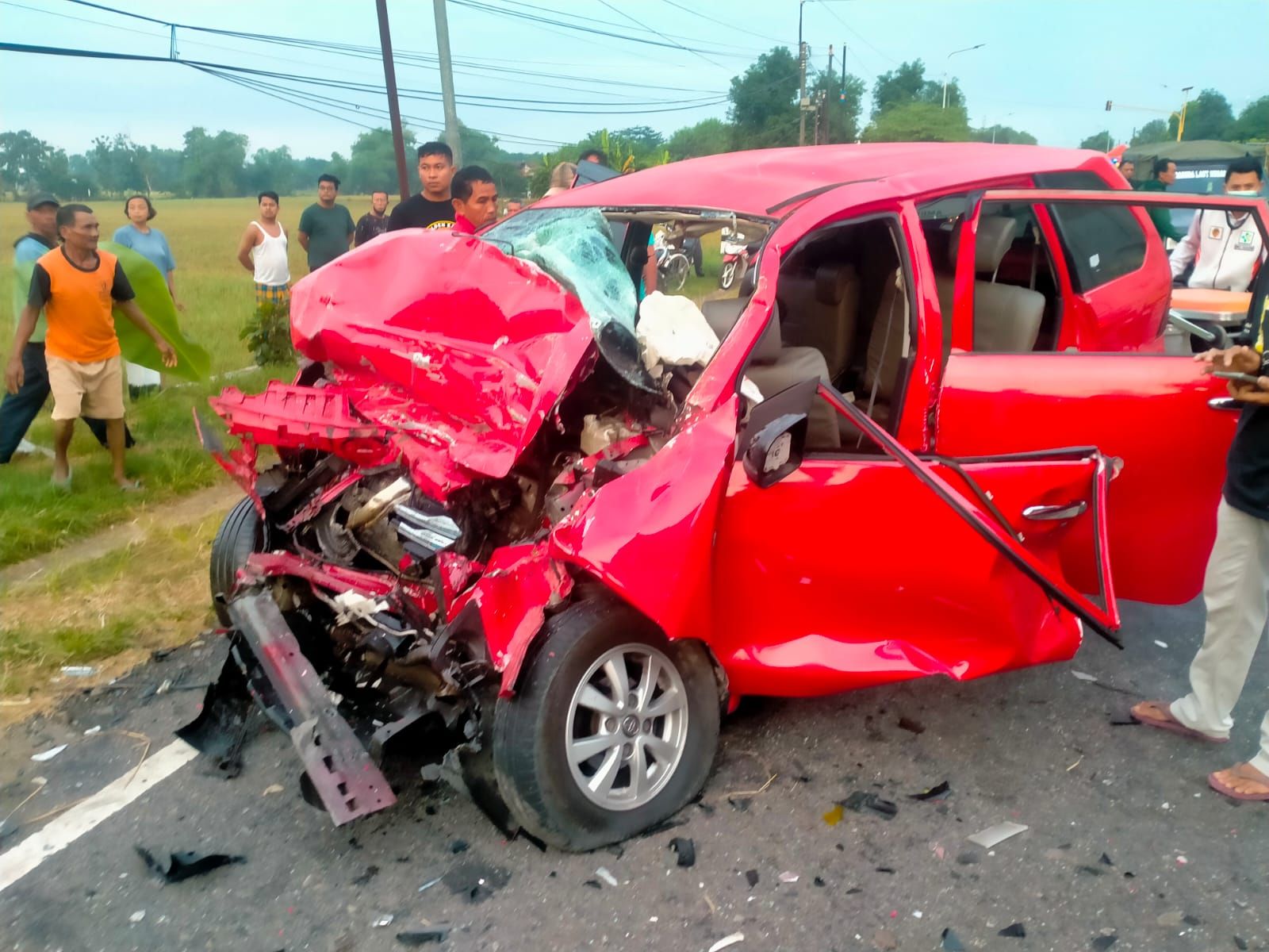 Truk Boks Tabrak Avanza di Madiun, 1 Penumpang Meninggal, 4 Orang Terluka