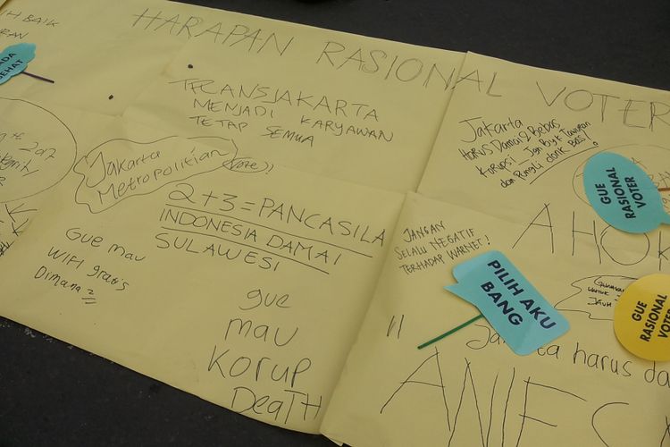 Aksi pengumpulan tanda tangan yang diadakan BEM UI di kawasan Bundaran HI, Jakarta, Minggu (16/4/2017) pagi. Dalam aksinya, BEM UI mengajak masyarakat Jakarta agar bisa rasional menggunakan hak pilihnya pada Pilkada DKI 2017.