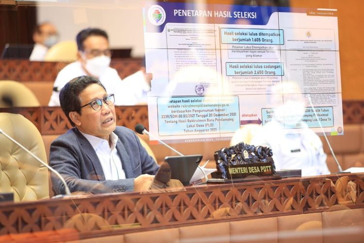 Mendesa PDTT Abdul Halim Iskandar didampinggi para Eselon 1 di Kemendesa PDTT menghadiri rapat kerja dengan Komisi V DPR RI, Senin (11/4/2022).