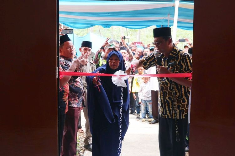 Parni Hadi (kanan), selaku inisiator, pendiri dan ketua Pembina Yayasan Dompet Dhuafa, meresmikan program BUDE di Kabupaten Batang, Jawa Tengah.