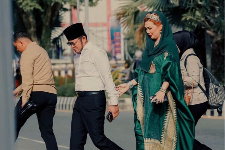 9 gaya Sarifah Suraidah disorot warganet. Dari topi lebar hingga kebaya glamor, penampilannya kerap disebut bak ?noni Belanda?.