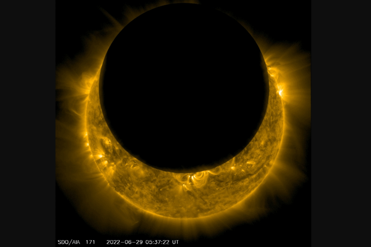 Solar Dynamics Observatory NASA berhasil merekam fenomena gerhana Matahari. Fenomena Gerhana Matahari ini hanya bisa diamati dari luar angkasa dan berhasil direkam pesawat ruang angkasa NASA.