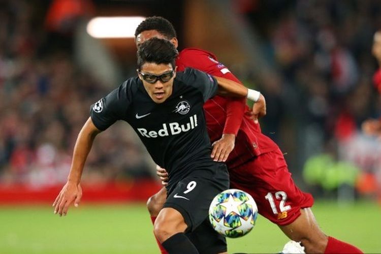Pemain Red Bull Salzburg, Hwang Hee-Chan saat mengenakan kacamata kala berjumpa dengan Liverpool di Grup E Liga Champions.
