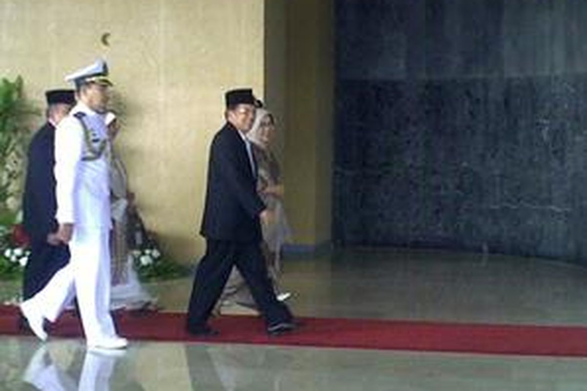 Wakil Presiden Jusuf Kalla tiba di Gedung Nusantara MPR/DPR RI, Kamis (1/10), bersama istrinya, Mufidah Kalla. Kedua