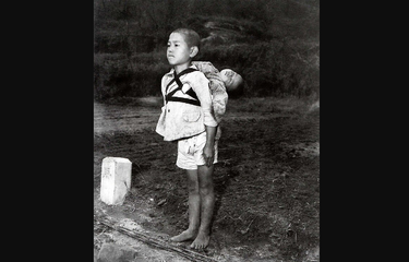 Kisah Foto Ikonik Kakak Gendong Adik yang Tewas Dekat Krematorium ...
