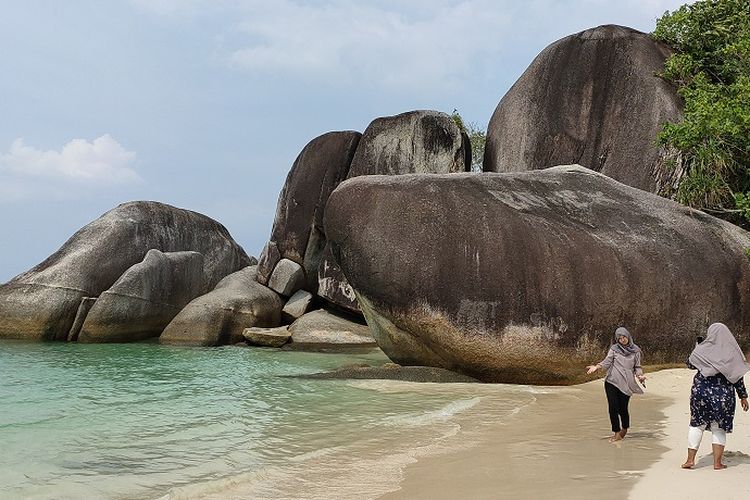 Pengunjung berfoto di Pantai Tanjung Tinggi, Belitung, Sabtu (9/11/2019). Pantai ini pernah dijadikan lokasi syuting film Laskar Pelangi.