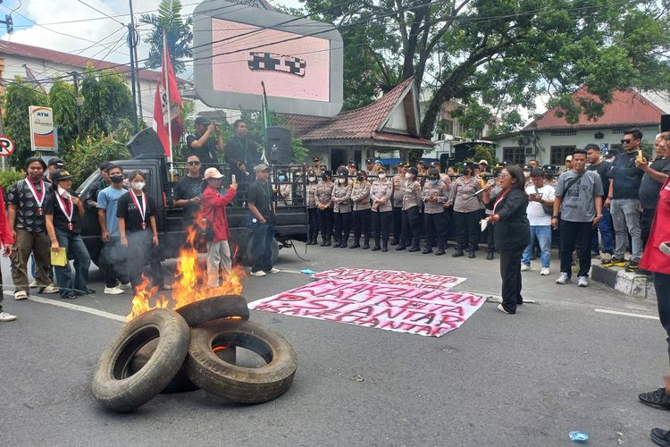 Bakar Ban di Depan Balai Kota, Massa Tuntut DPRD Siantar Makzulkan Wali Kota