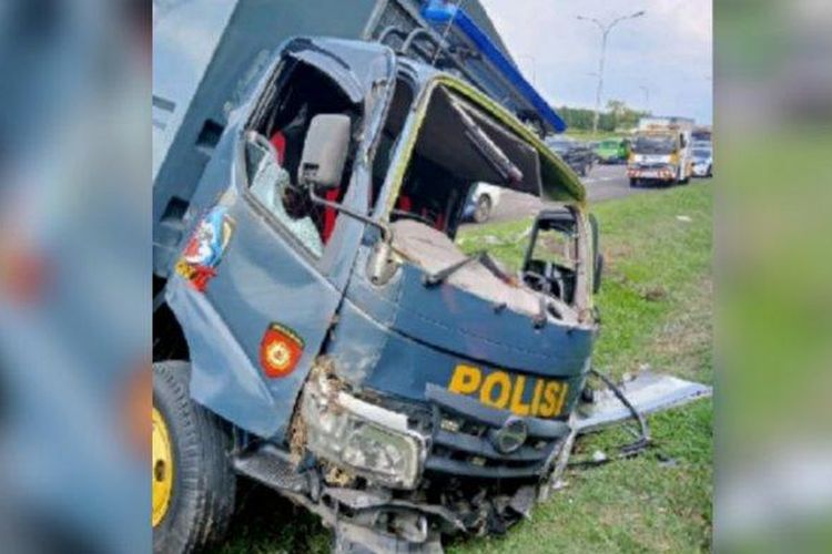 Truk pengangkut ayam terlibat kecelakaan dengan truk dinas Polisi Sabhara di Tol Jagorawi, KM 43.100 B, wilayah Bogor, Senin (17/4/2023). 

