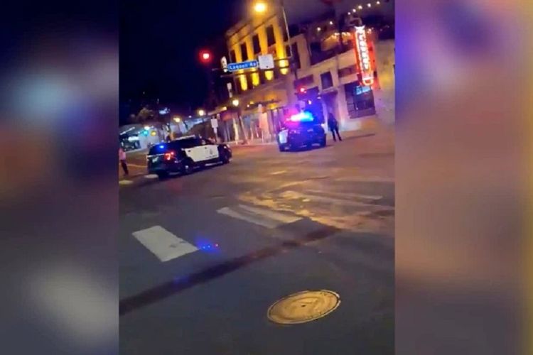 Polisi berjaga di lokasi penembakan di Minneapolis, Amerika Serikat, pada Sabtu malam waktu setempat (20/6/2020). Satu orang tewas dan 11 lainnya terluka dalam insiden tersebut.