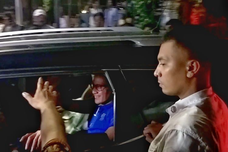 Calon wakil presiden nomor urut 02 Sandiaga Uno meninggalkan kediaman pribadi Prabowo Subianto di Jalan Kertanegara, Jakarta Selatan, Rabu (17/4/2019) malam.