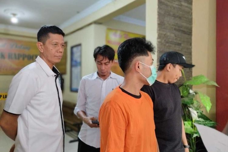GK (baju orange), pelaku yang membawa kabur mobil jualan di showroom sang kakak sendiri kini telah diamankan dan ditahan di ruang sel Mapolsek Rappocini, Jalan Sultan Alauddin, Kota Makassar, Sulsel. Senin (14/8/2023)