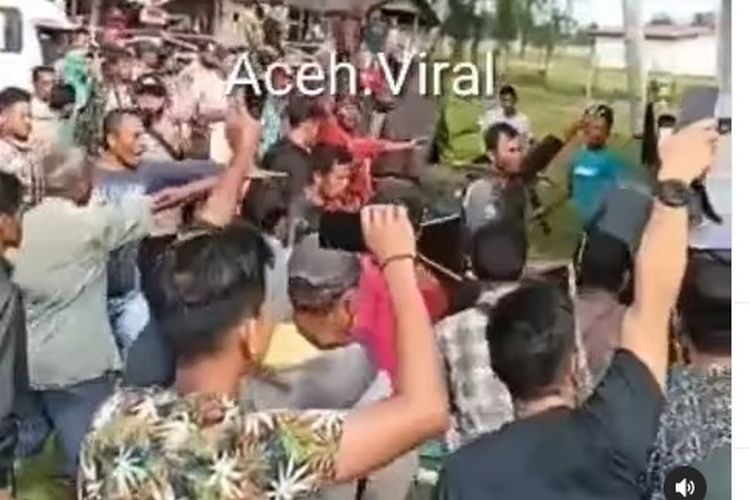 Viral di media sosial sebuah video yang memperlihatkan puluhan warga menghancurkan sebuah lokasi vaksinasi.