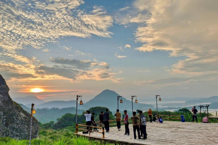 Gunung Sembung Purwakarta Viral, Nikmati Panorama Sunset di Atas Waduk Jatiluhur