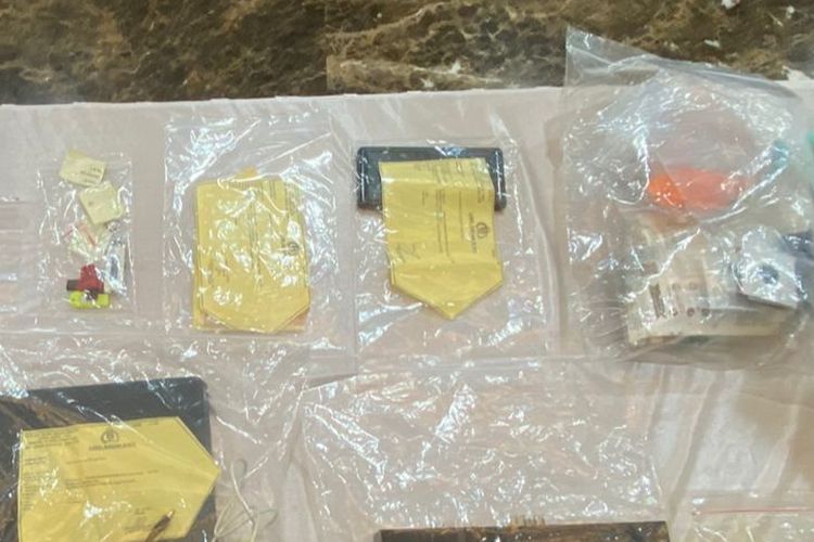 Polda Metro Jaya memperlihatkan sejumlah barang bukti yang dikumpulkan selama proses penyelidikan kematian ADP (39), diplomat Kementerian Luar Negeri (Kemlu) yang ditemukan tewas dengan kondisi seluruh kepala terlilit lakban kuning.