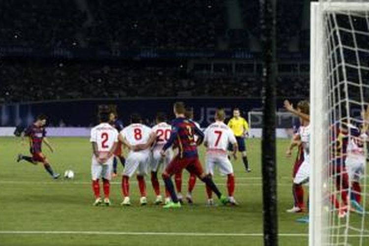 Lionel Messi mencetak gol tendangan bebas ke gawang Sevilla pada Piala Super Eropa 2015.