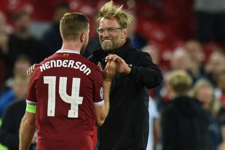 Pelatih Liverpool, Juergen Klopp, merayakan kemenangan tim bersama kapten Jordan Henderson dalam laga play-off Liga Champions kontra Hoffenheim di Anfield, 23 Agustus 2017.
