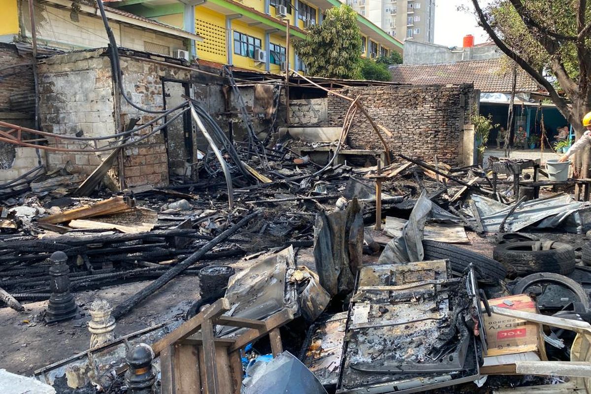 Kebakaran besar melanda sejumlah bangunan semipermanen di Jalan Pesanggrahan Nomor 2, RT 010 RW 005, Kelurahan Meruya Utara, Kecamatan Kembangan, Jakarta Barat, kebakaran pada Selasa (7/3/2023) pagi. 