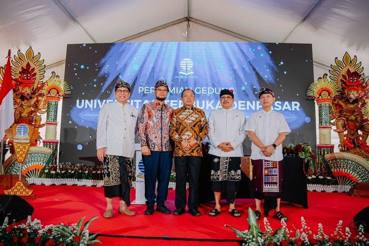 Gubernur Bali Wayan Koster (tengah) bersama Rektor UT Dr Mohamad Yunus, SS, MA, dan jajaran dalam seremoni peresmian Gedung UT Denpasar yang berlangsung meriah dengan nuansa budaya Bali.