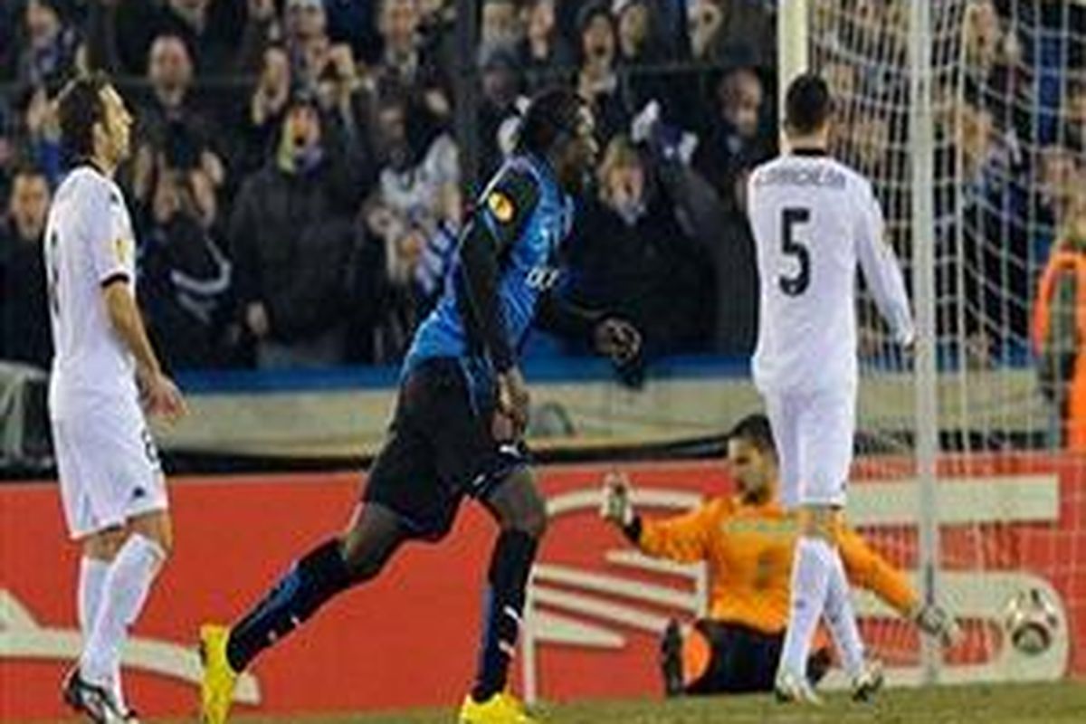 Penyerang Club Brugge, Dorge Kouemaha (tengah), merayakan golnya ke gawang Valencia, di leg pertama 32 besar Liga Europa, Kamis (18/2/2010).
